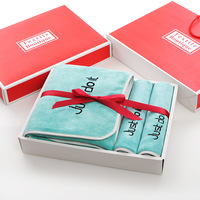 Ensemble de trois serviettes en polaire corail avec broderie du logo et motif porte-bonheur 'Xi' pour anniversaires, mariages et célébrations de longévité
