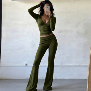 Ensemble deux pièces en tricot pour femme, col en V, haut à manches longues avec pantalon évasé et ourlet à revers, coupe ajustée minimaliste, extensible, tenue d'automne - Product Image 4