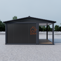 Maison préfabriquée en conteneur noire avec toit en tuiles inclinées personnalisé et grande véranda avant