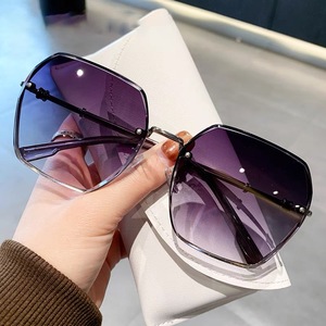 Nuevas Gafas de Sol Unisex Sin Marco de Metal Multicolor Amarillo Gris 2024, Estilo Degradado de Lujo Ligero, Protección UV400 - Product Image 1