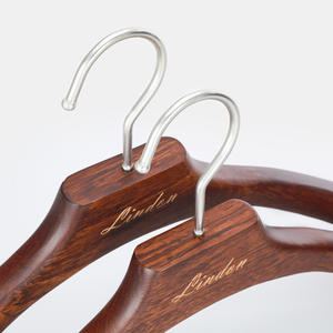 LINDON Cintre en <span class=keywords><strong>bois</strong></span> antique <span class=keywords><strong>de</strong></span> luxe sans bosse d'épaule sans marque <span class=keywords><strong>pour</strong></span> les marques <span class=keywords><strong>de</strong></span> mode - Product Image 4