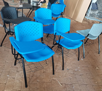 Chaise empilable en plastique noir avec poignée pour salle de formation, conférence et école