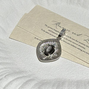 Colgante de Plata de Ley S925 con Piedra Brillante, Diseño Geométrico Retro Simple y Moderno con Patrón de Números de Nicho Vintage - Product Image 3