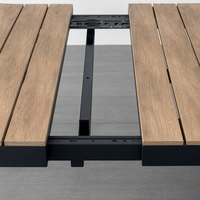 Table à manger extensible noire mate avec plateau en lattes de bois pour terrasse, jardin, cour arrière, divertissements en plein air