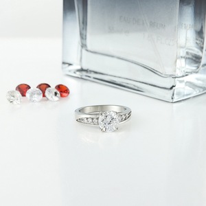 Yunnique – bague de fiançailles géométrique en acier inoxydable pour femmes, avec sertissage à griffes en zircon, bijoux couleur argent - Product Image 3