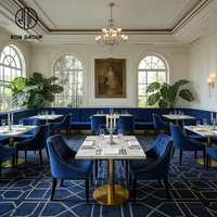 Ensemble de restaurant royal français : banquette capitonnée en velours bleu, table en pierre et chaises pour hôtel, café, mobilier
