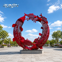 Sculpture circulaire en acier thermolaqué rouge en forme de poisson, art métallique, motif Koi, structure en treillis, statue d'extérieur pour place publique, fabrication sur mesure