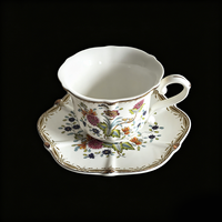 Ensemble tasse et soucoupe à café en céramique, motif floral coloré, style vintage européen, bord festonné et finition dorée, pour le thé de l'après-midi, 250 ml, réutilisable, pour la maison