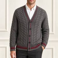 Hochwertige Herren-Strickjacke mit Zopfmuster, V-Ausschnitt, Knopfleiste, Grau-Rot-Streifenbesatz, OEM ODM Fabrik