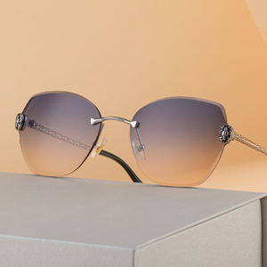 Vente en gros de lunettes de soleil KAJILA tendances fantaisistes avec logo personnalisé œil de chat verres UV400 sans cadre taillés en diamant lunettes de soleil pour femmes - Product Image 2