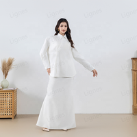 Ensemble coordonné 2 pièces classique et modeste pour femmes musulmanes Lignes White, avec chemise boutonnée et jupe longue, personnalisable