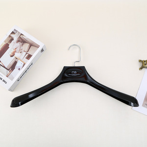 Magasin <span class=keywords><strong>de</strong></span> vêtements costume cintre large épaule épaissie sans couture étendoir simple en plastique cintre bois décontracté veste cintre - Product Image 6