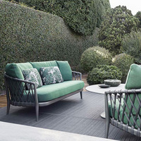 Ensemble de canapés en rotin d'extérieur luxueux, modernes, durables et confortables avec structure en aluminium pour jardin et terrasse