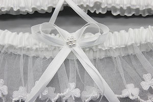 M8547 la jarretière Slim-Line est une bande de satin <span class=keywords><strong>ivoire</strong></span> simple accentué avec une petite fleur de fleur avec centre étincelant. - Product Image 5