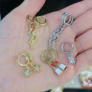 EM1447 Boucles d'oreilles à tige en émail plaqué or et cerise rouge, émail des années <span class=keywords><strong>80</strong></span> rouge blanc <span class=keywords><strong>maquillage</strong></span> flocon de neige boucles d'oreilles Huggie Hoop - Product Image 5