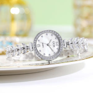 ผู้ผลิต ODM OEM รับทำโลโก้ตามสั่ง <span class=keywords><strong>นาฬิกา</strong></span>ข้อมือ<span class=keywords><strong>ผู้หญิง</strong></span>หรูหราประดับมุกและเพชรเที<span class=keywords><strong>ย</strong></span>ม สีเงินและโรสโกลด์ สำหรับเป็นของขวัญบริษัท - Product Image 1