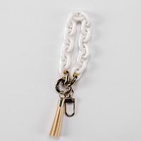 Porte-clés élégant en acrylique avec bracelet à pompon pour femme, idéal pour clés de voiture et breloque de sac