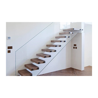 Escaliers flottants subtils intégrés au mur sans joint, marches en érable peint, éclairage discret, escaliers à présence minimale