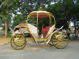 Chariot Citrouille Cendrillon Blanc Royal Personnalisé 4 Places, Accessoire Princesse pour Fête Quinceañera - Product Image 1