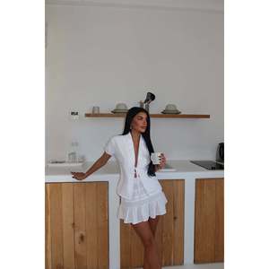 Ensemble décontracté moderne 2 pièces blanc Lanai XS-XL en tricot élasthanne avec pantalon longueur cheville à nœud et technique de lavage pour le quotidien printemps/été - Product Image 2