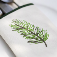 Pochette de couverts en lin brodée motif branche de pin avec bordure noire, pour décoration de table de Noël et de ferme hivernale