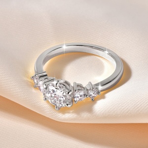 แหวนเพชร 5 เม็ดทรงกลม 1 กะรัต VVS GRA มอยส์ซาไนต์ ประดับทอง 14K แบบคลาสสิก สำหรับผู้หญิง - Product Image 2