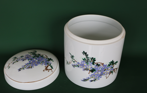 โกศเซรามิกเคลือบสีขาวสำหรับใส่เถ้ากระดูก รูปทรงกระบอก สำหรับงานศพ พร้อมลวดลายดอกไม้สีน้ำเงินและสีม่วง - Product Image 3