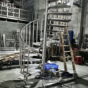 <span class=keywords><strong>Escalier</strong></span> en spirale extérieur personnalisé en acier au carbone, structure métallique antirouille, marches en bois, escaliers en spirale pour villa, cour, usage commercial - Product Image 6