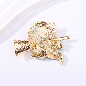 Broche de Aleación para Niños con Diseño de Bruja de Halloween en Escoba Voladora, Chapado en Oro, Regalo para Fiestas y Bodas - Product Image 2