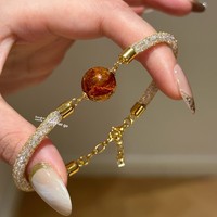 Gelang Manik-manik Benang Emas Vintage Besi Alami Amber Bunga Kantong Uang Perhiasan Tangan Uniseks Serbaguna Mewah Ringan dan Canggih