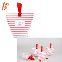 Boîte à bonbons en papier mignonne et élégante en forme de pyramide pour mariage et fête