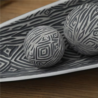 Plateau en résine sculpté fait main avec boule décorative, surface gris foncé gaufrée, design créatif, cadeaux et artisanat en résine
