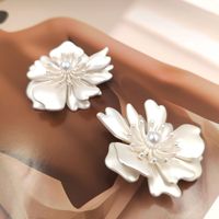 Bouton de luxe haut de gamme de style français, asymétrique, en forme de fleur, avec motif floral camélia et perle, cousu main