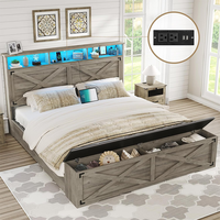 Modern 3-delige op maat gemaakte kleurige kingsize bedset met 2 nachtkastjes, hoofdbord en metalen accenten, milieuvriendelijk appartement slaapkamermeubilair