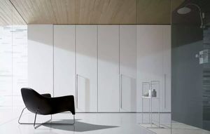 ארון בגדים מסורתי מעץ בעל קיבולת גדולה עם דלתות צירים וארון אחסון רב תכליתי לשימוש בחדר שינה ובמלון - Product Image 3