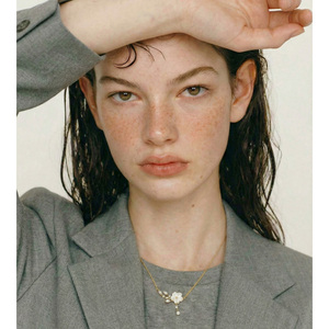 JINYOU 5279 Exquisito Collar con Colgante de Flor y Hoja de Circonita Cúbica, Cadena Fina de Acero Inoxidable Chapada en Oro para Mujer - Product Image 4