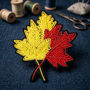 Insignias de nombre de silicona 3D personalizadas Diseño de hoja 3D Insignias cosidas con bordado de seda y esmaltado para bolsos Logotipo de tamaño personalizado - Product Image 2