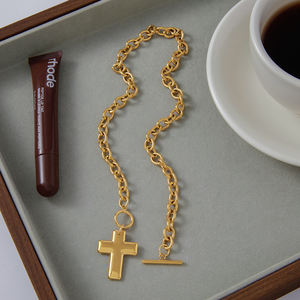 जे एंड डी क्लासिक 18k गोल्ड प्लेटेड स्टेनलेस स्टील क्रॉस पेंडेंट टॉगल हार उच्च पॉलिश पेलेंट हार - Product Image 3