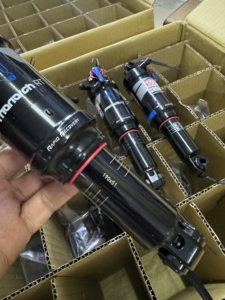 Amortiguador Trasero RockShox Monarch RT 190x51 para Bicicleta de Montaña, Aleación de Aluminio, Presión de Aire con Función de Bloqueo - Product Image 4