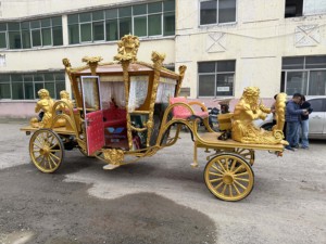 China Horse Towed Royal Horse Carriage in Stock Horse Drawn Carriage for Sale - Product Image 1