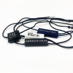 ป้ายห้อยไนลอนแบบกำหนดเองพร้อมโลโก้ปั๊มนูน  วัสดุพลาสติกเป็นมิตรกับสิ่งแวดล้อม ปั๊มร้อน สำหรับกระเป๋า รองเท้า เสื้อผ้า พร้อมเชือกพลาสติก - Product Image 4