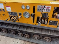 Engin de forage rotatif hydraulique sur chenilles d'occasion, profondeur 600m, tour de 7,5m, avec boîte de vitesses, moteur diesel, pompe, moteur à économie d'énergie et roulement