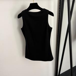 เสื้อกล้ามคอวีทรงเข้ารูป ดีไซน์รูปแบบใหม่ ประดับโลหะรูปทรงกุญแจ  สำหรับผู้หญิง  คอลเลคชั่นใหม่ ซัมเมอร์ 2026  ปรับแต่งได้ - Product Image 4