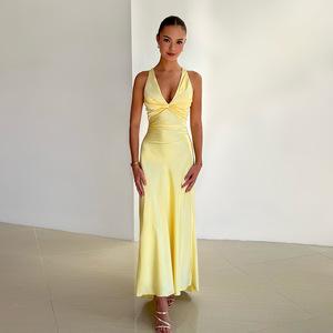 Vestido de noche largo de satén con cuello en V y espalda descubierta, corte ajustado y cintura natural - Product Image 3