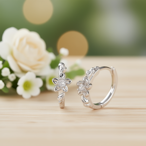 Orecchini a cerchio con fiore placcato in argento e zirconi rotondi incastonati a griffe, regalo romantico per donna. - Product Image 2
