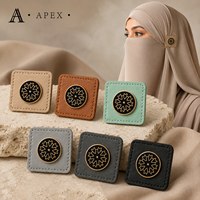 APEX Fabricant d'étiquettes en cuir personnalisées OEM ODM pour hijabs, abayas, couvre-chefs, sacs et foulards, avec bord cousu et logo métallique