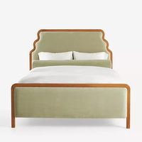 Lit en bois rembourré en tissu blanc crème de style campagnard français, cadre de lit moderne avec tête de lit incurvée et festonnée à la française