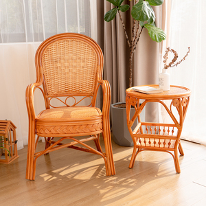 Elegante y resistente silla <span class=keywords><strong>de</strong></span> jardín <span class=keywords><strong>de</strong></span> ratán con reposabrazos <span class=keywords><strong>de</strong></span> caña <span class=keywords><strong>de</strong></span> madera maciza para hoteles al aire libre bodas <span class=keywords><strong>apartamentos</strong></span> patios o villas - Product Image 1