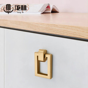 Tirador de Puerta de Gabinete Koleos, Tirador de Cajón de Latón de un Solo Orificio, Diseño Moderno Chapado en Oro - Product Image 1