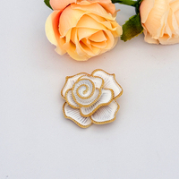 Bros Bunga Camellia Serbaguna Gaya Retro Korea Perhiasan Pin Anti Eksposur Klasik Elegan Kelas Atas Wanita MUXCOR MLB1324